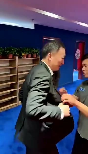 真开心?成功挺进八强!刘维伟赛后被队员疯狂泼水庆祝?